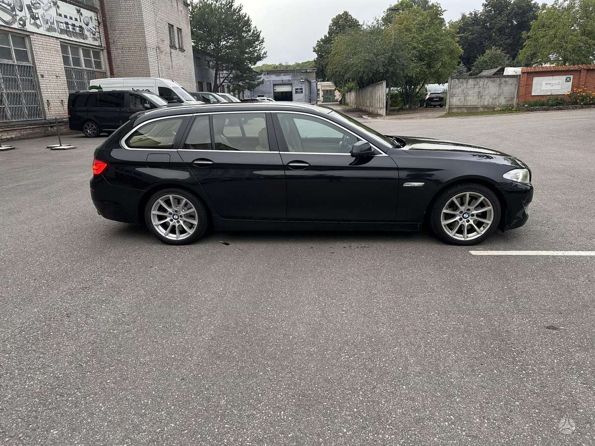 BMW 535 2010 — interior