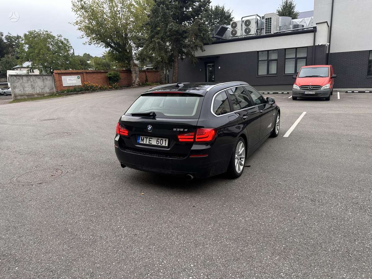 BMW 535 2010 — engine 2993 cm³, 300 HP (221kW)