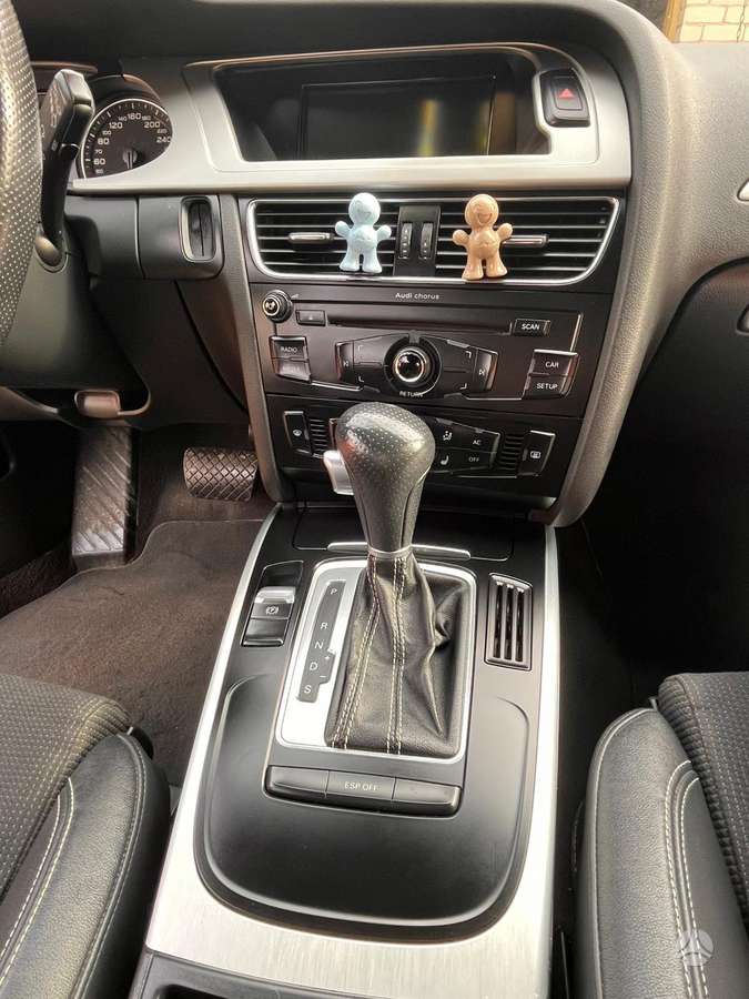 Audi A4 2010 — photo 8