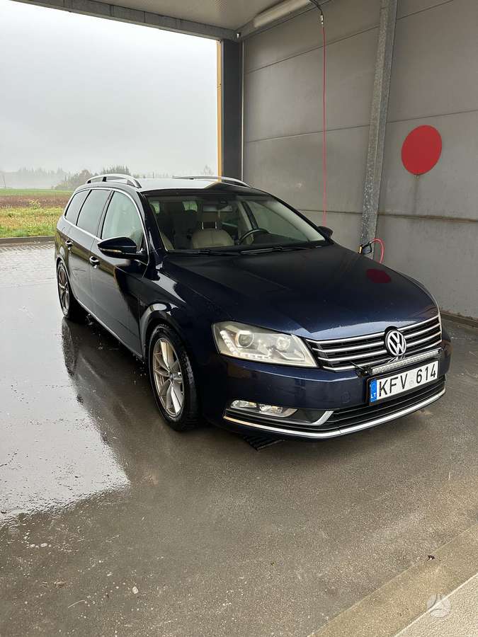 Volkswagen Passat 2012 — rear view