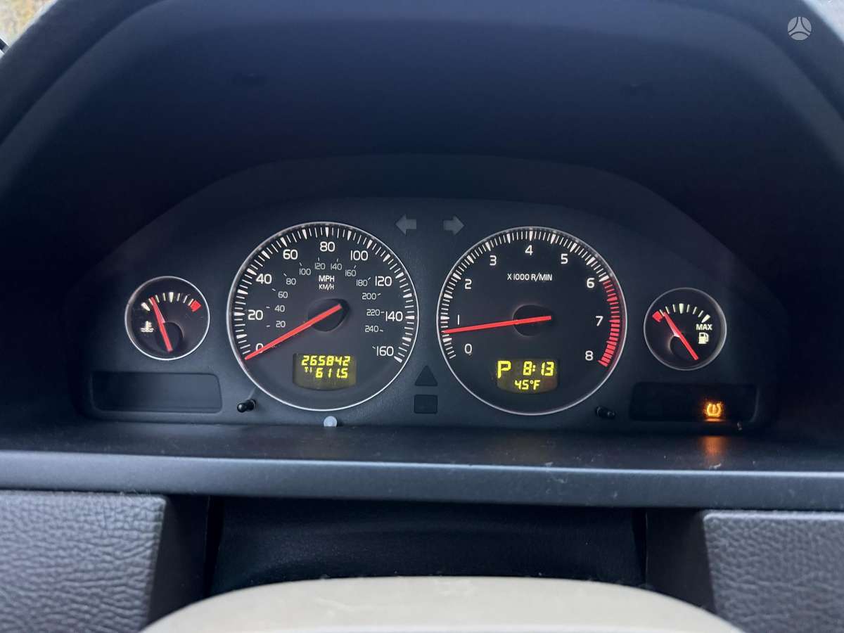 Volvo XC90 2010 — photo 17