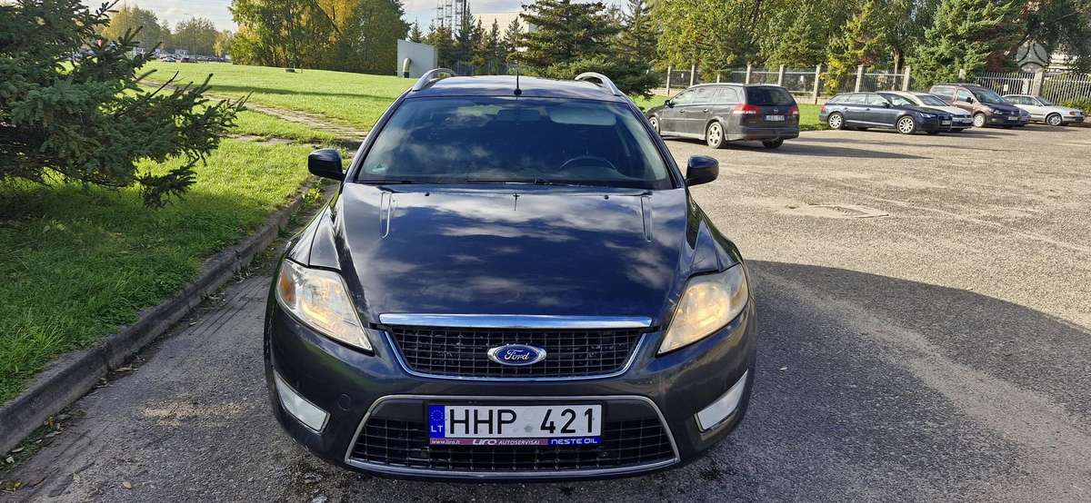Ford Mondeo 2010 — rear view