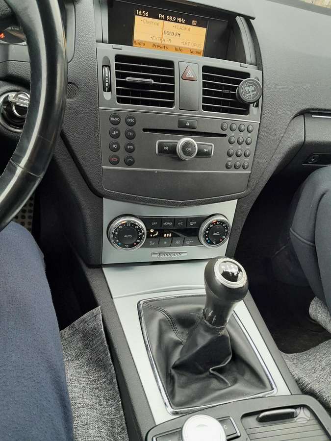 Mercedes-Benz C250 2010 — photo 12