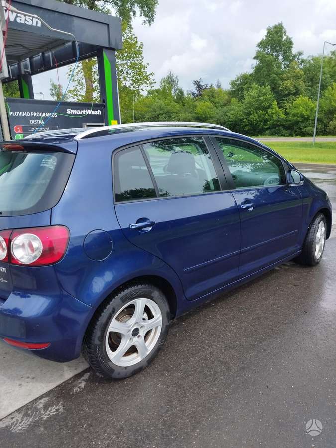 Volkswagen Golf 2010 — rear view