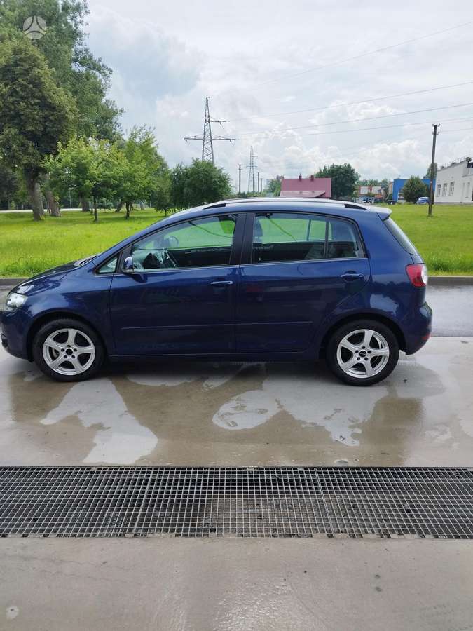Volkswagen Golf 2010 — interior