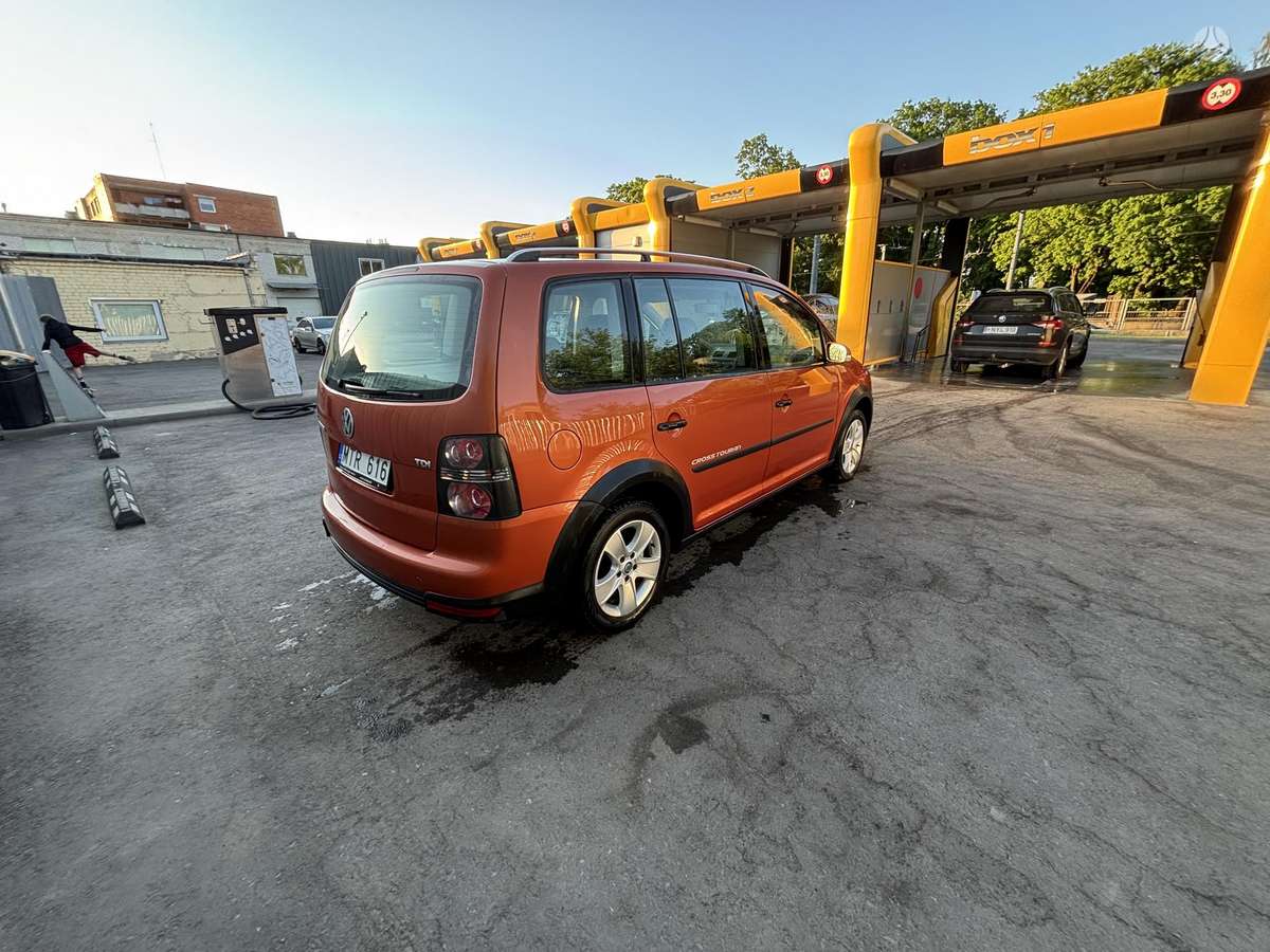 Volkswagen Touran 2007 — rear view