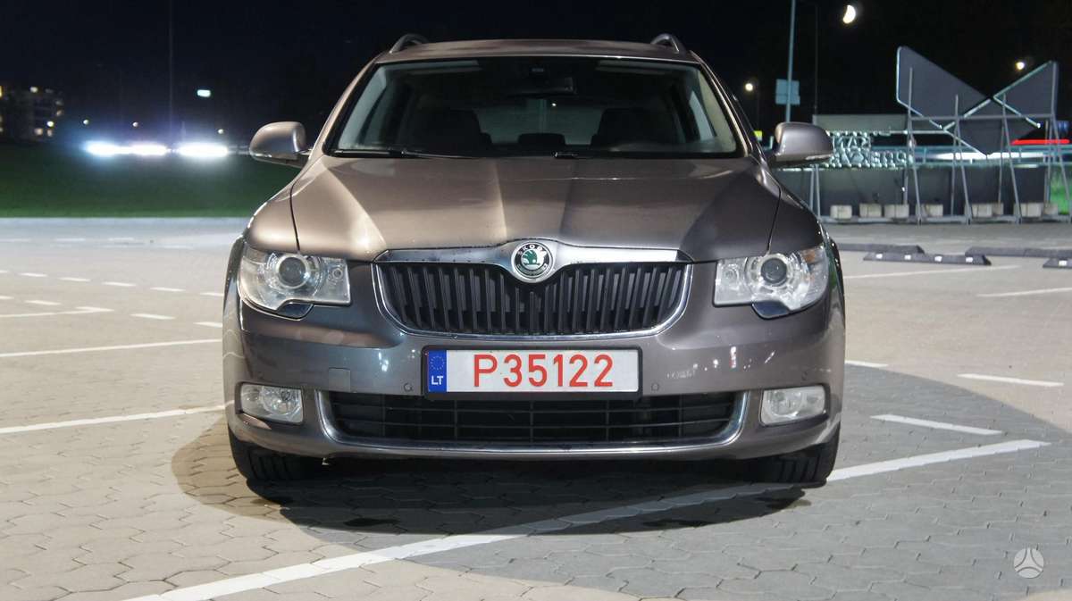 Skoda Superb 2013 — rear view