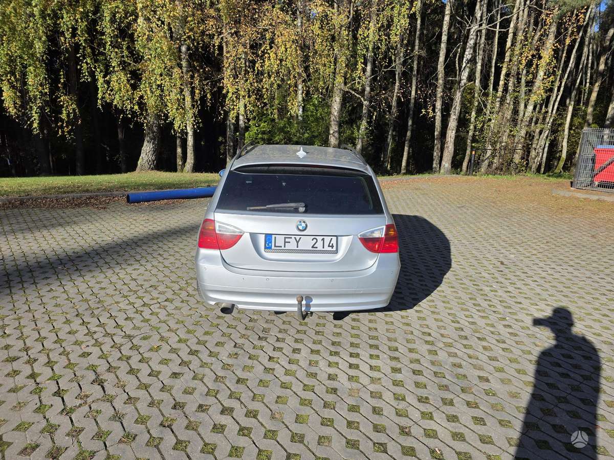 BMW 318 2008 — rear view