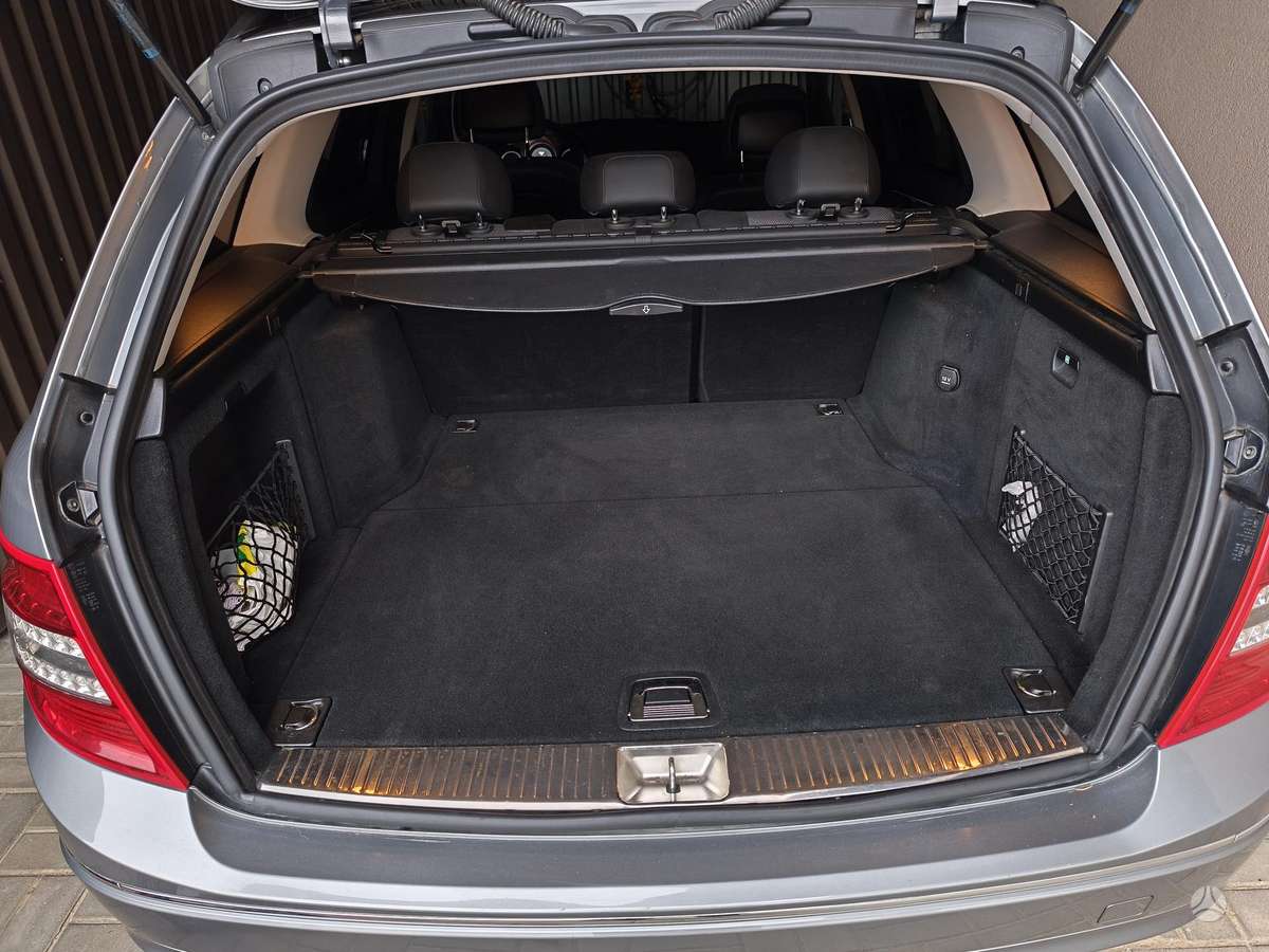 Mercedes-Benz C220 2011 — вигляд ззаду