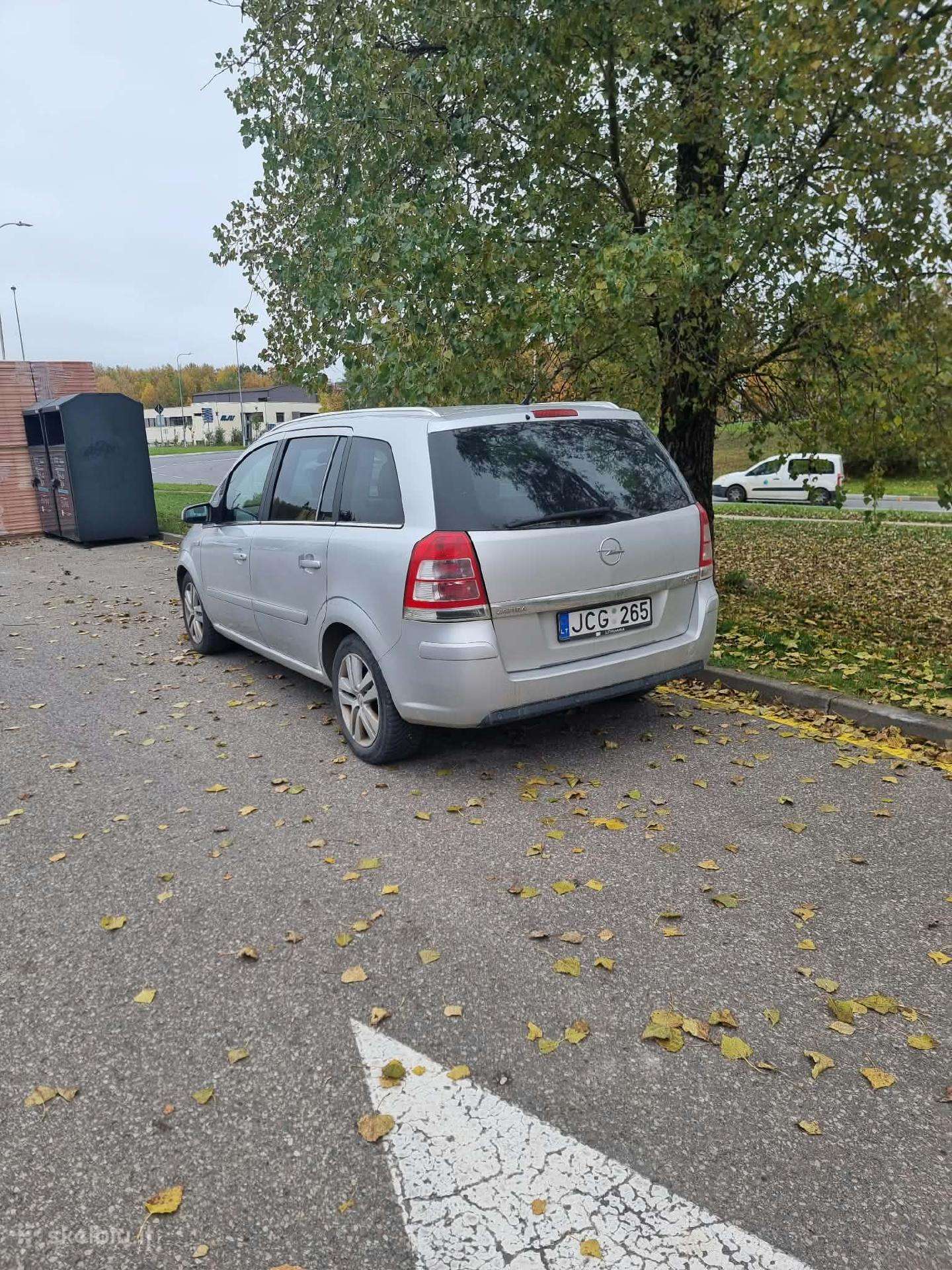 Opel Zafira 2008 — rear view