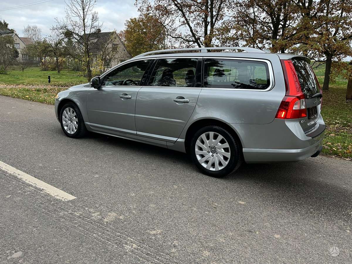 Volvo V70 2012 — rear view