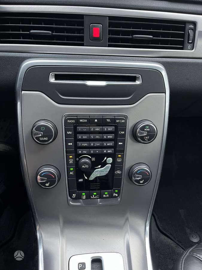 Volvo V70 2012 — photo 22