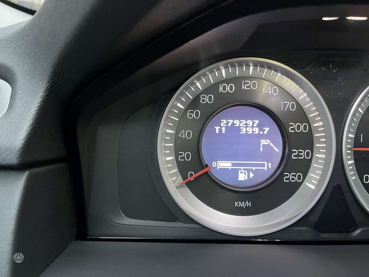 Volvo V70 2012 — photo 29