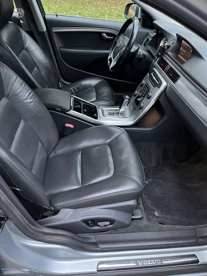 Volvo V70 2012 — photo 36