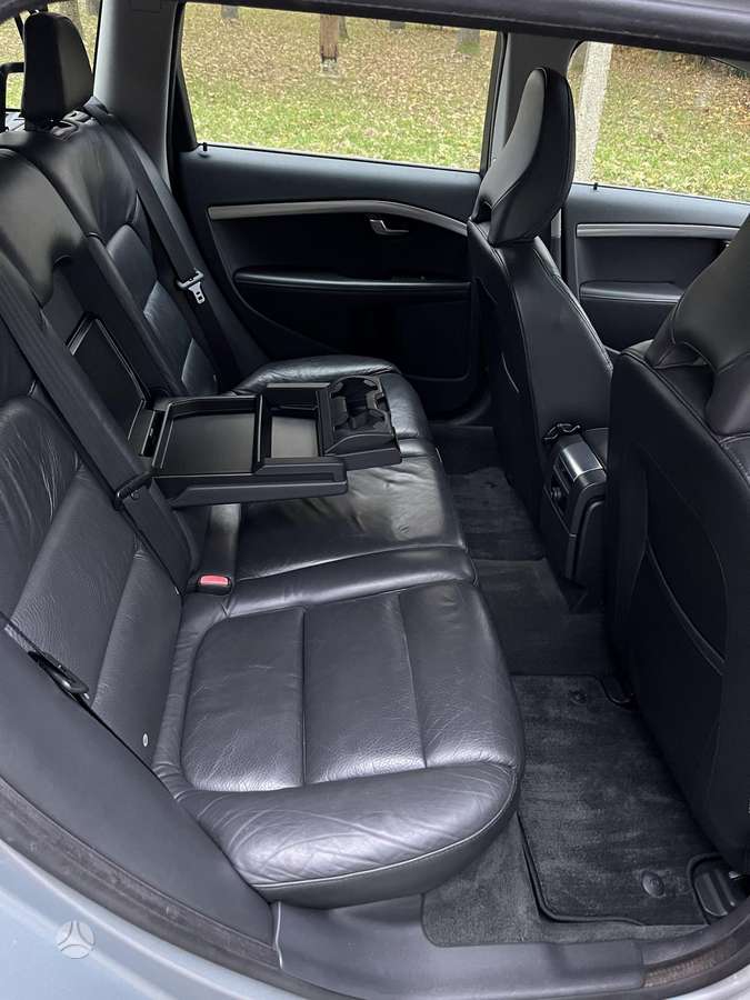Volvo V70 2012 — photo 37