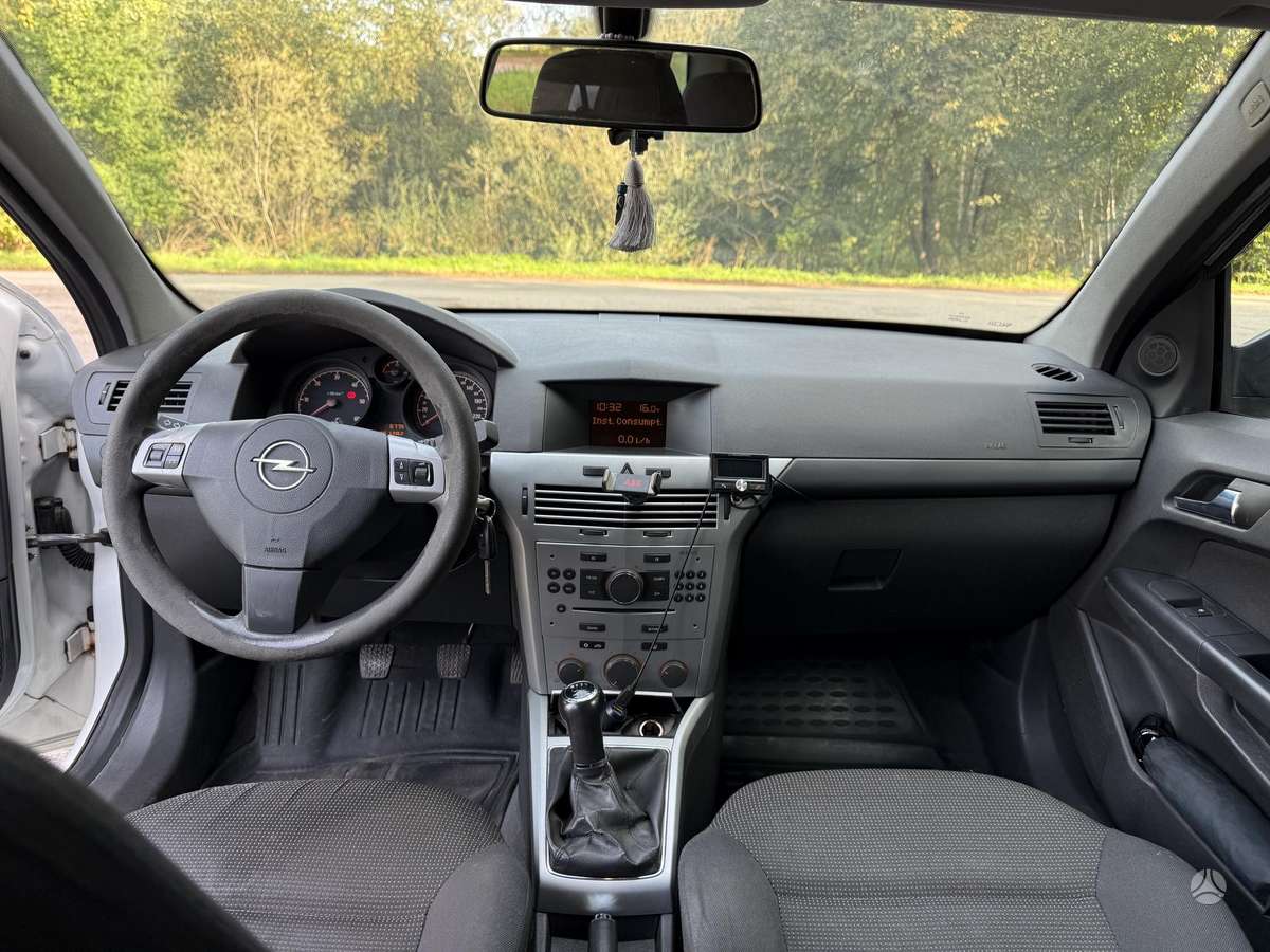 Opel Astra 2009 — photo 11