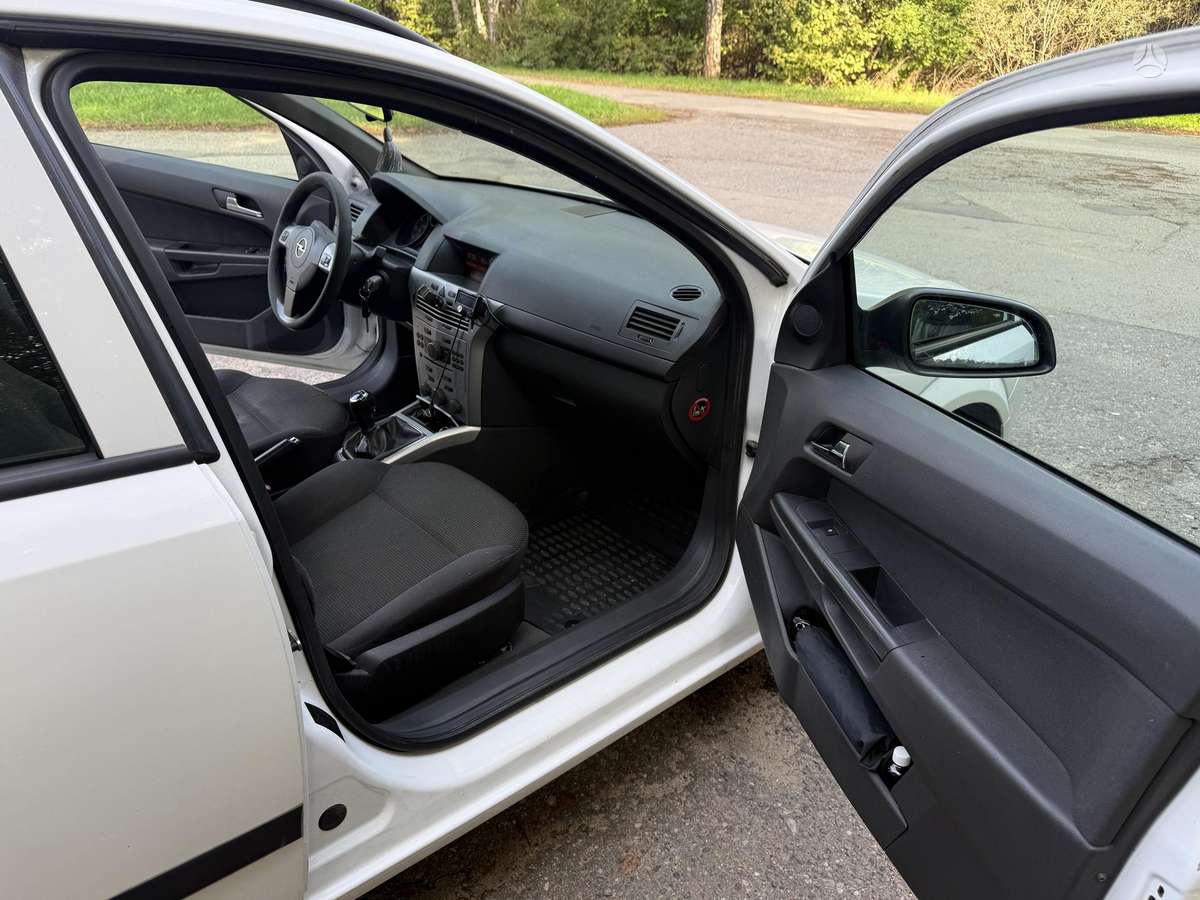 Opel Astra 2009 — photo 14