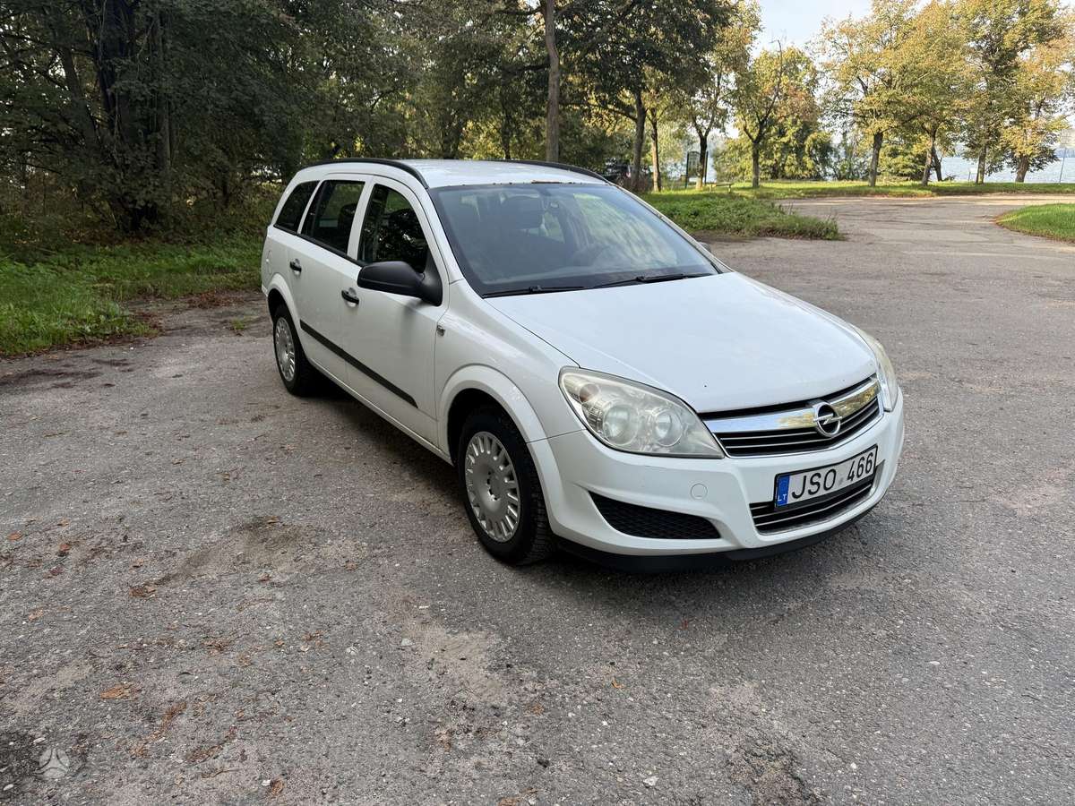 Opel Astra 2009 — rear view