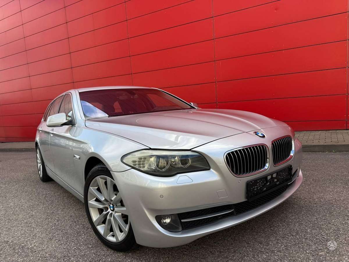 BMW 520 2012 — rear view