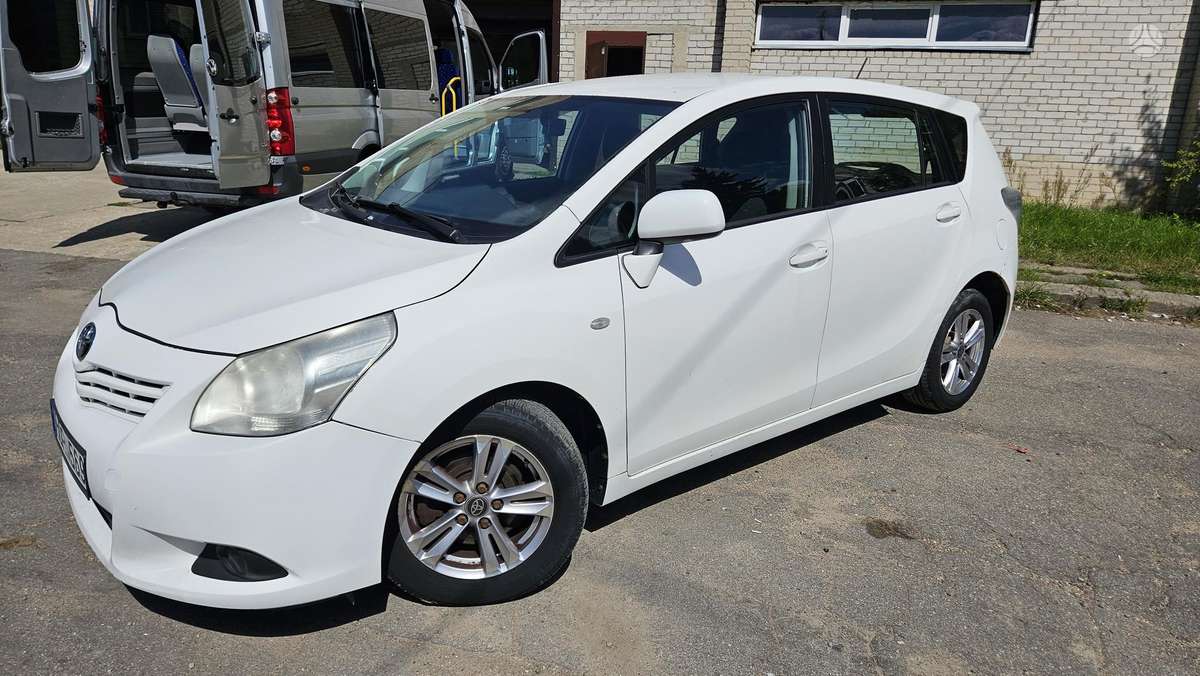 Toyota Verso 2010 — rear view