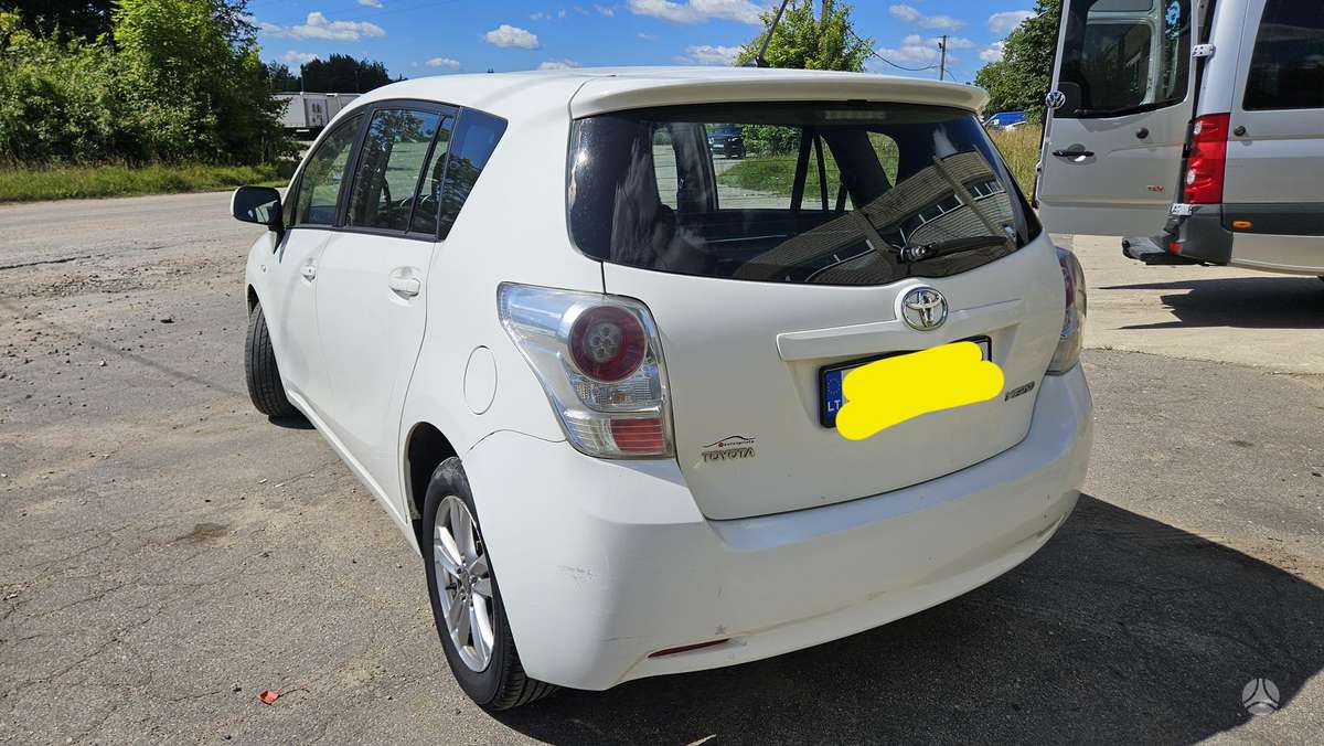 Toyota Verso 2010 — interior