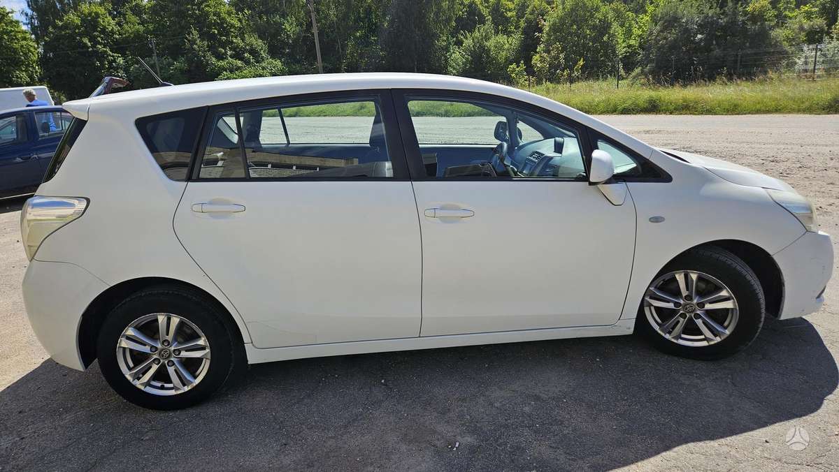 Toyota Verso 2010 — engine 2000 cm³, 126 HP (93kW)