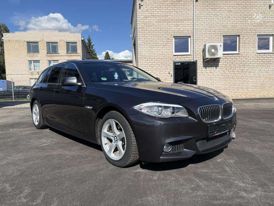 BMW 520 2012 — rear view