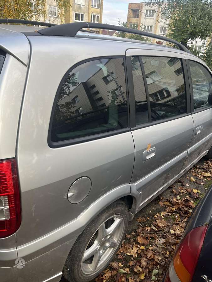 Opel Zafira 2004 — rear view