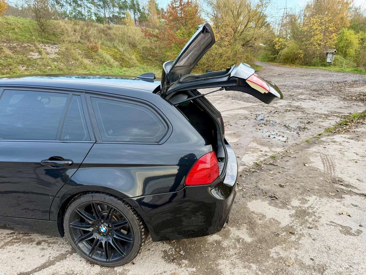 BMW 330 2010 — photo 13