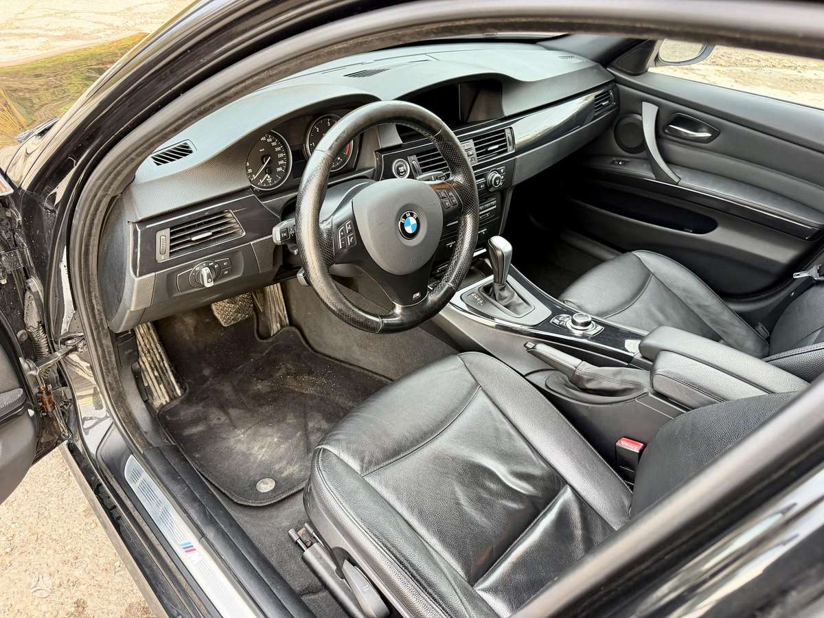 BMW 330 2010 — photo 16