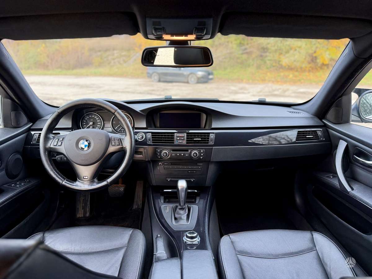 BMW 330 2010 — photo 19