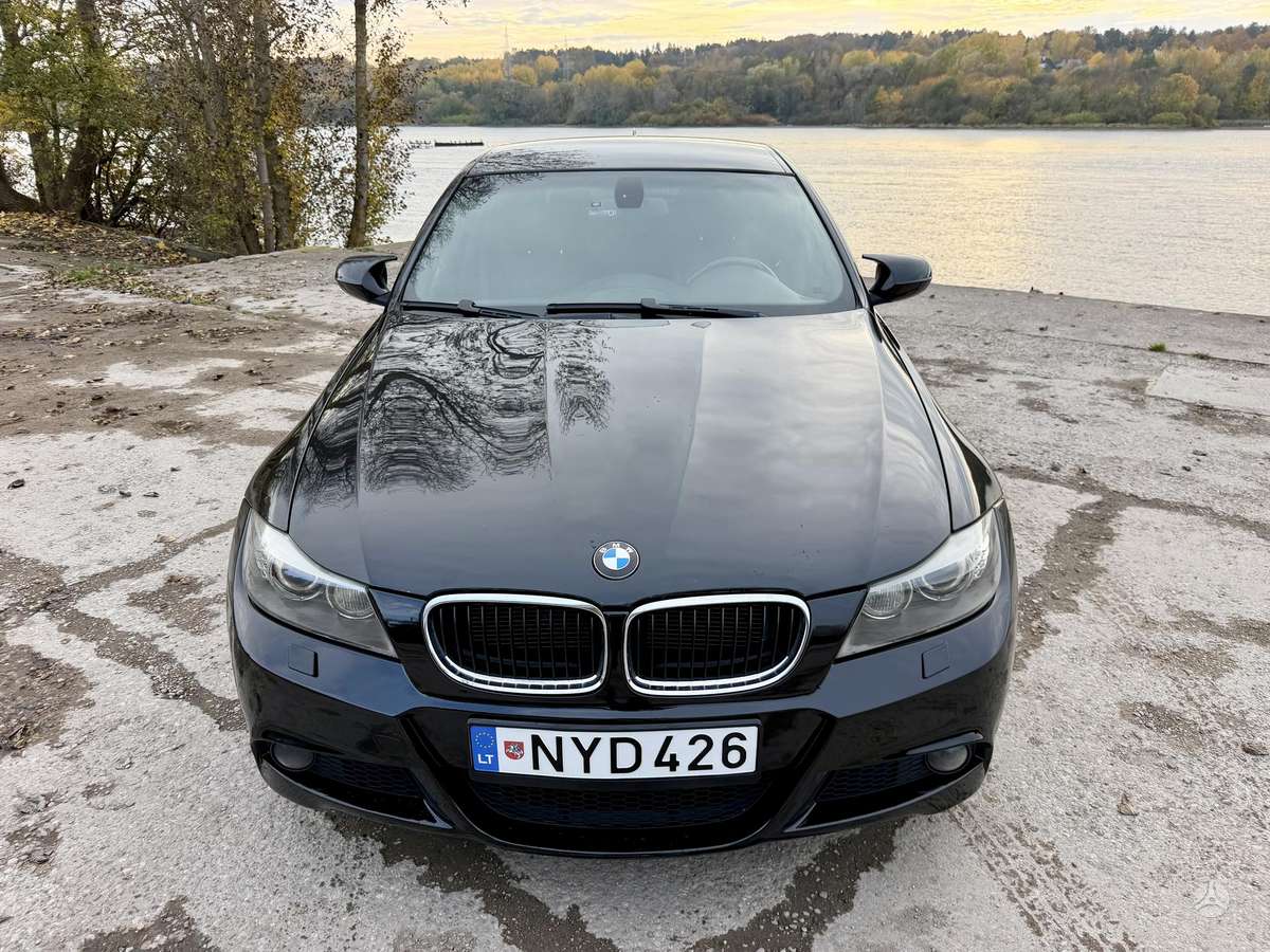 BMW 330 2010 — rear view