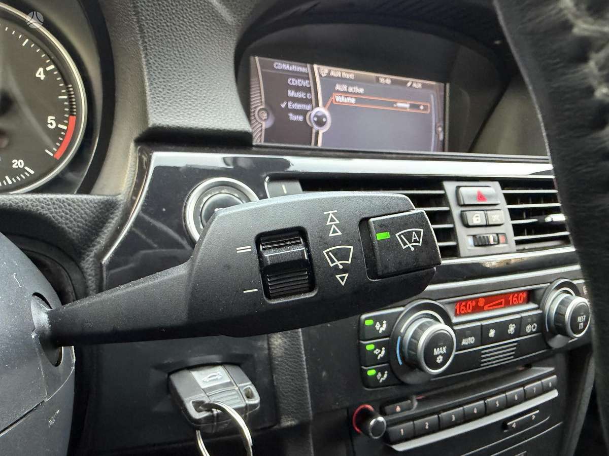 BMW 330 2010 — photo 25