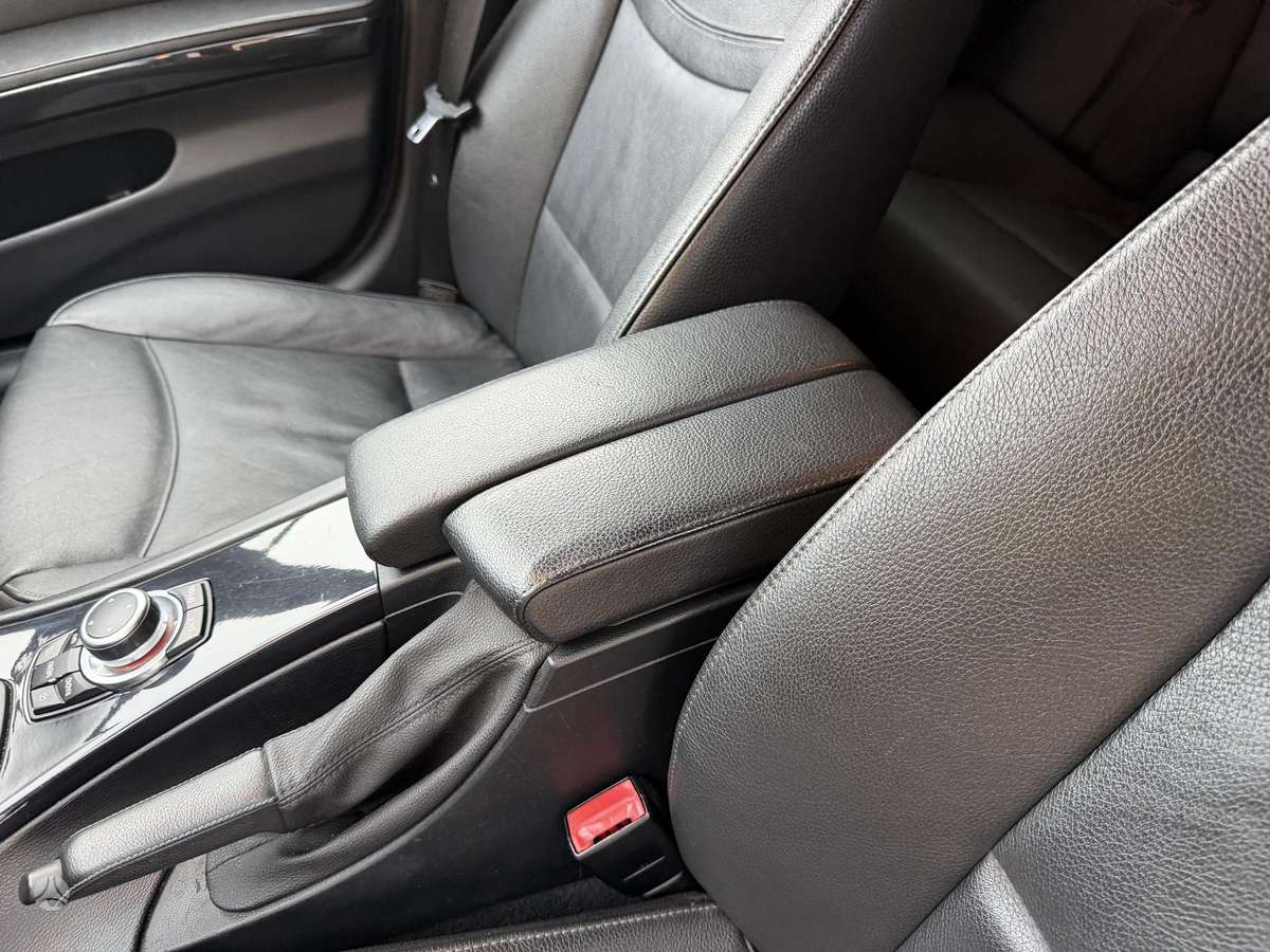 BMW 330 2010 — photo 28