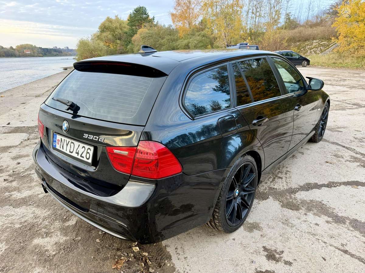 BMW 330 2010 — engine 2993 cm³, 245 HP (180kW)