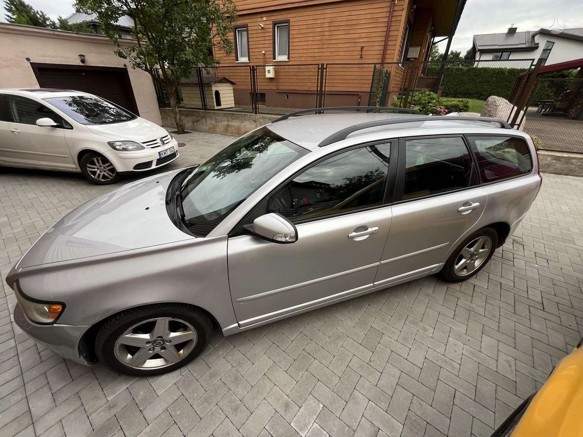 Volvo V50 2009 — rear view