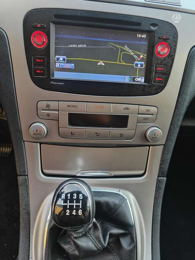 Ford Galaxy 2012 — photo 10