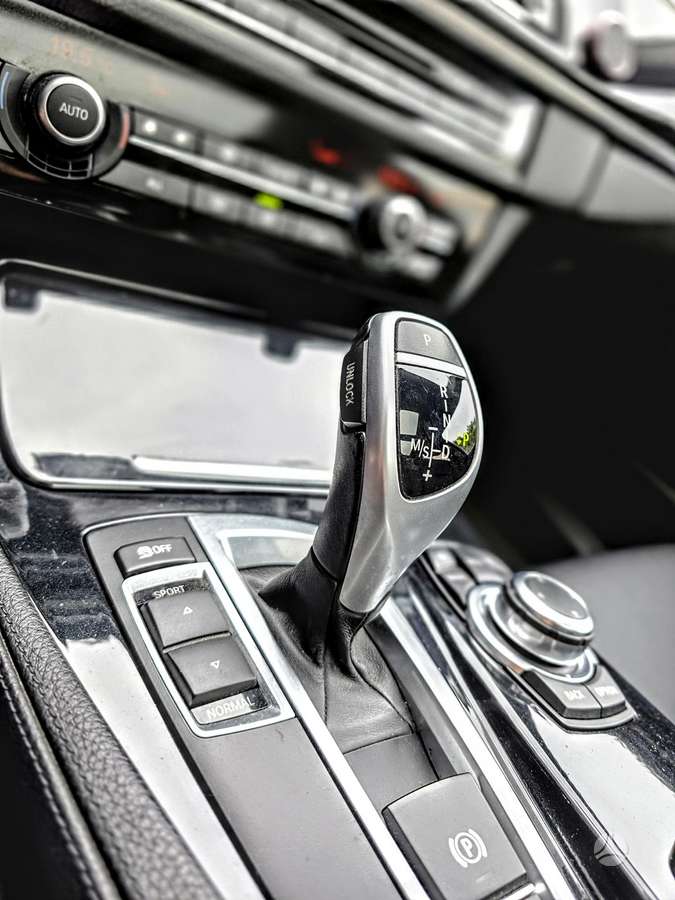 BMW 520 2010 — photo 17