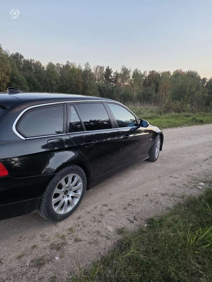 BMW 330 2007 — салон