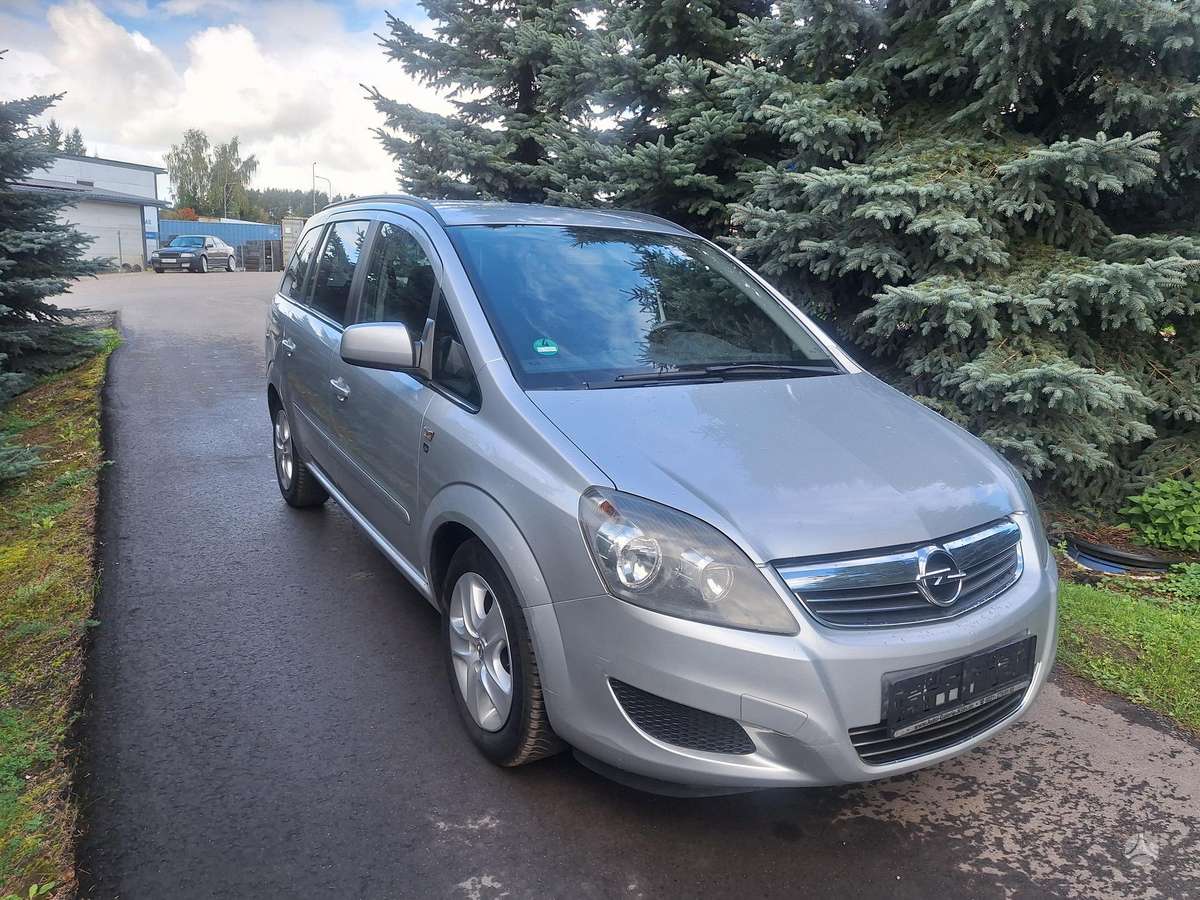 Opel Zafira 2011 — вигляд ззаду
