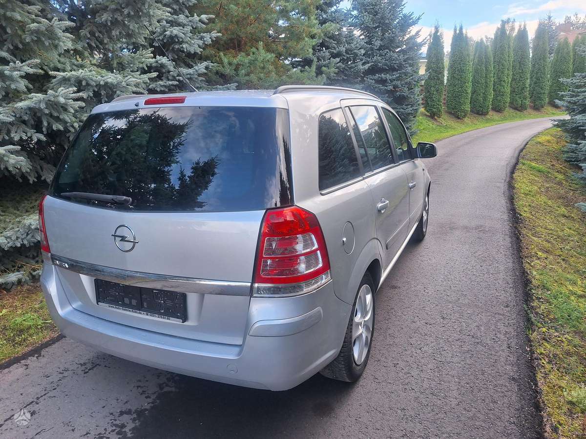 Opel Zafira 2011 — салон