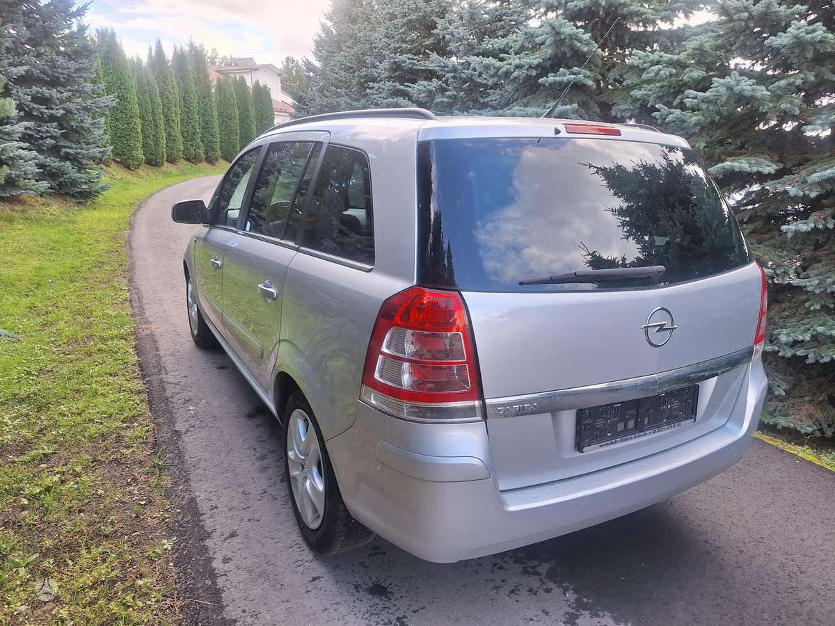 Opel Zafira 2011 — двигун 1796 cm³, 140 HP (103kW)