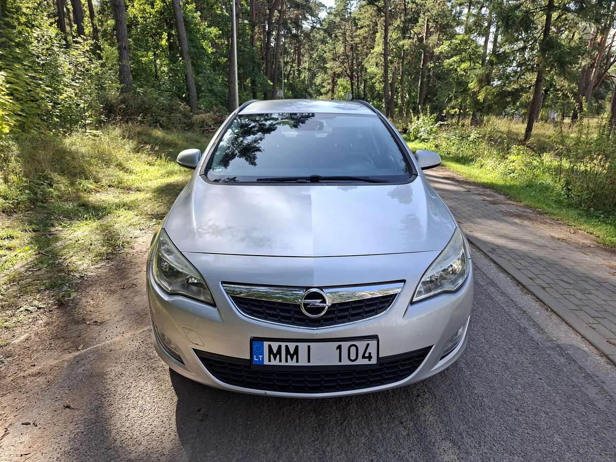 Opel Astra 2011 — вигляд ззаду