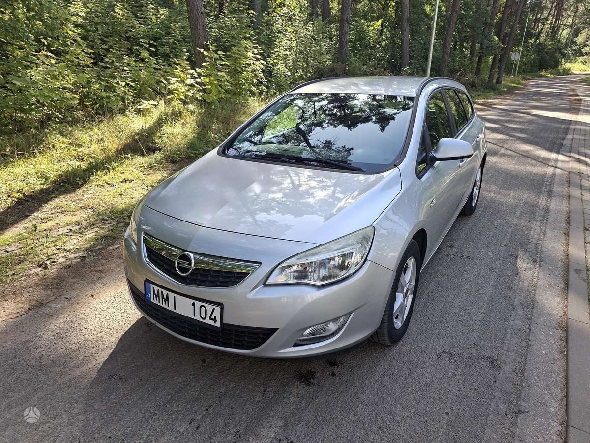 Opel Astra 2011 — салон
