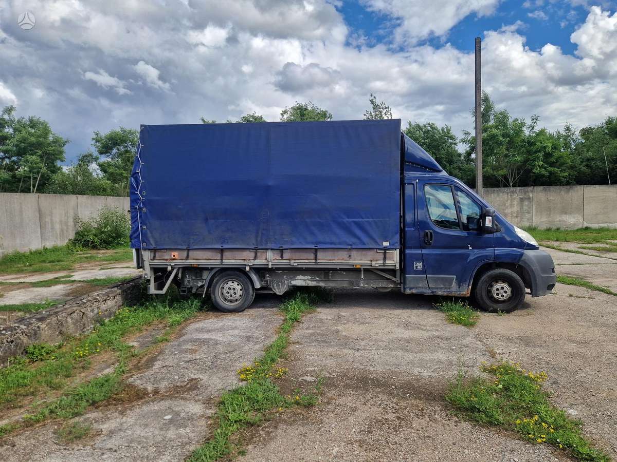 Peugeot Boxer 2011 — rear view