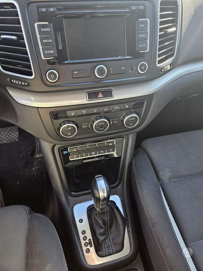 Volkswagen Sharan 2013 — photo 8