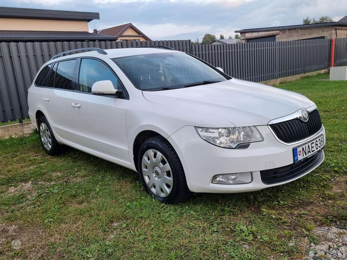 Skoda Superb 2013 — rear view