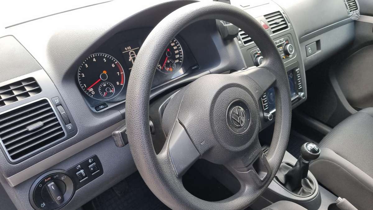 Volkswagen Touran 2011 — photo 10