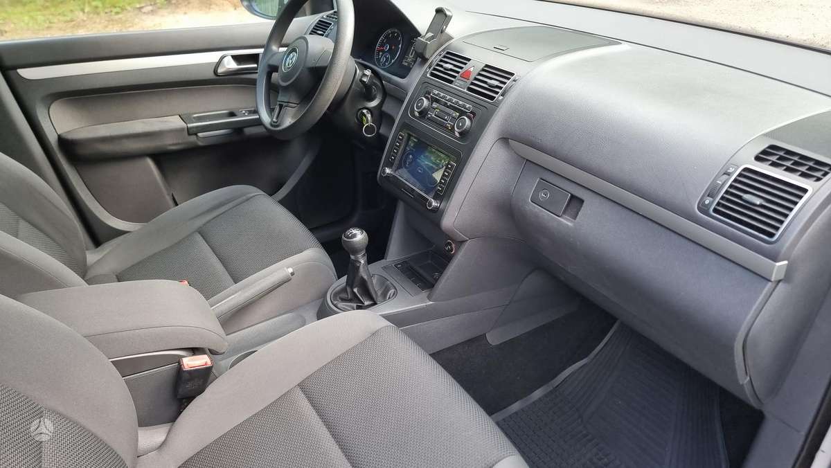 Volkswagen Touran 2011 — photo 11