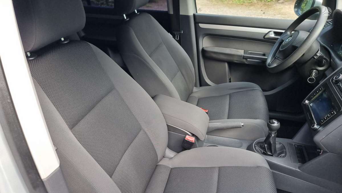Volkswagen Touran 2011 — photo 12